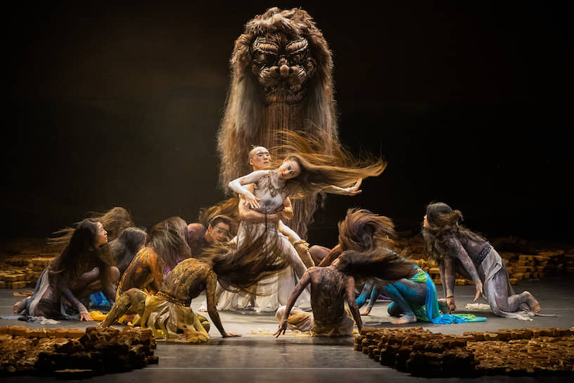  спектакле Ян Липин львиная доля экзотики дополнена истеричностью европейского современного танца