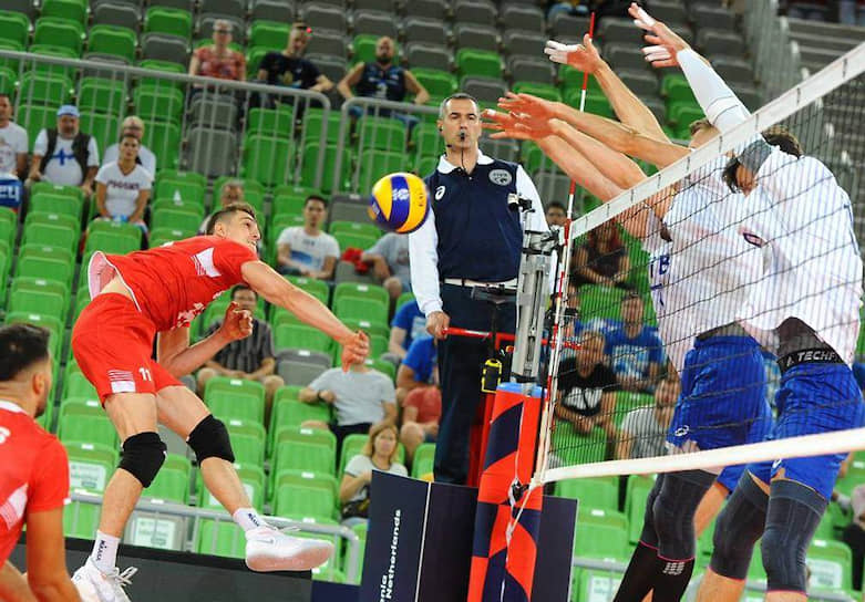 Российские волейболисты (в бело-синей форме) превзошли сборную Турции во всех компонентах игры, в том числе на блоке