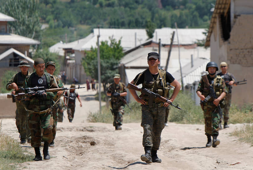 В Бишкеке утверждают, что конфликт бы спровоцирован военнослужащими Таджикистана, а в Душанбе ответственность возлагают на киргизских пограничников (на фото)