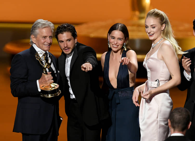 Майкл Дуглас вручил актерам «Игры престолов» главную Emmy за лучший драматический сериал