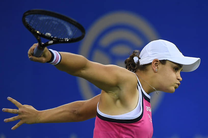 Проиграв Арине Соболенко в полуфинале Wuhan Open, лидер рейтинга WTA Эшли Барти не смогла увеличить свой отрыв от преследовательниц