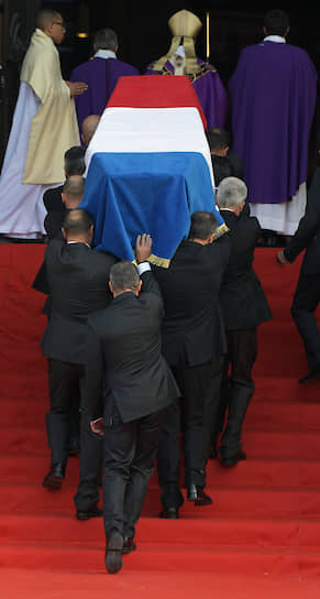 Гроб в собор заносили бывшие телохранители Жака Ширака. И это далось им нелегко