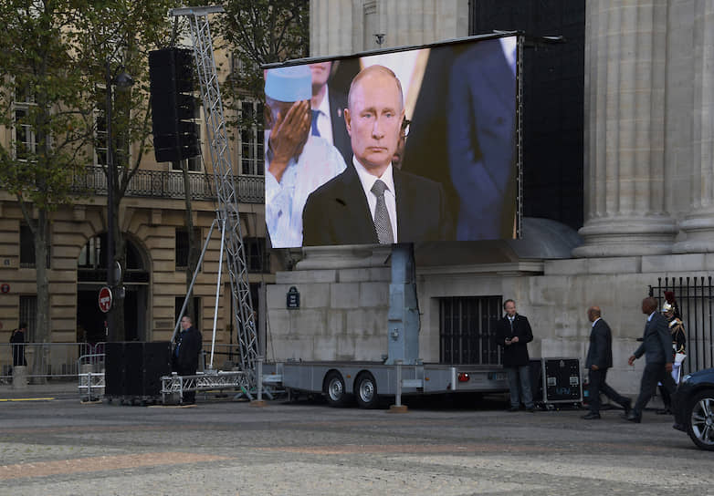 Никто не понял, откуда в соборе вдруг возник Владимир Путин: журналисты увидели его уже только на телеэкране