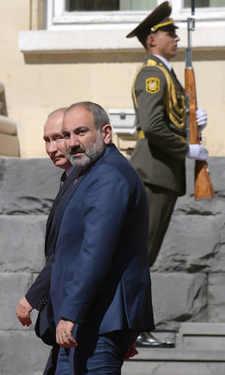 Премьер-министр Армении Никол Пашинян выглядел в этот день в Ереване за главного