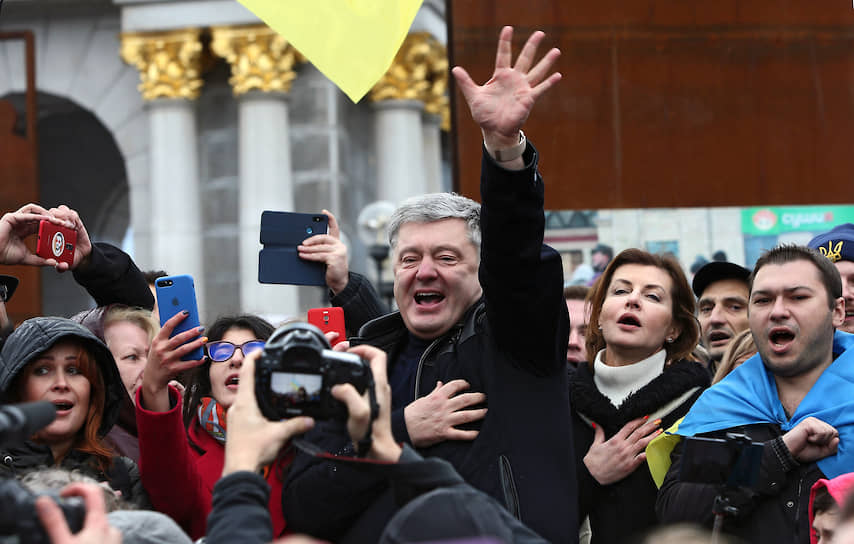 Экс-президент Украины Петр Порошенко на сцену не поднимался, но активно общался с участниками акции, убеждая их, что «формула Штайнмайера» — это «кремлевский сценарий»