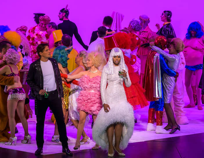 В сцене бала у Флоры постановщики скатываются в немотивированный трэш