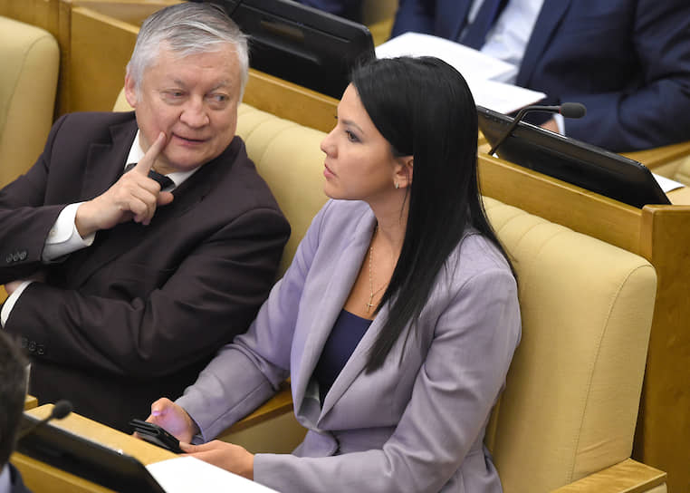Депутат Инга Юмашева (справа) призвала коллег развивать каналы диалога с США, но готовиться к провокациям спецслужб