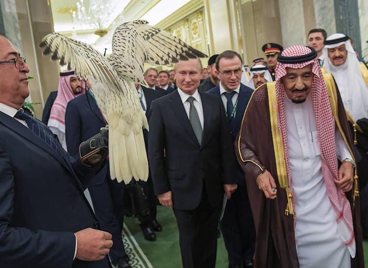 Президент России и король Саудовской Аравии не прошли мимо кречета, которого держал сокольничий Шухрат Разаков (слева)