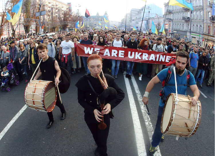 Колонну националистов из партии «Свобода» возглавляли демонстранты, которые несли лозунг «Украина – это мы», написанный почему-то на английском языке