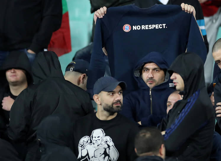Во время софийского матча невозможно было не заметить и не услышать группу болгарских фанатов, пришедших на стадион, кажется, только для того, чтобы оскорбить соперников