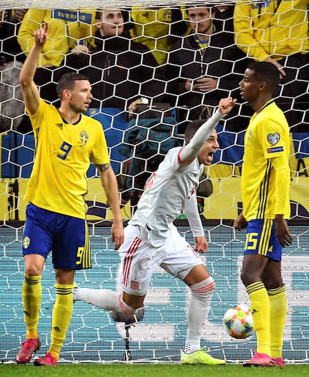 Гол Родриго (в центре) в конце матча со шведами сделал сборную Испании шестой командой, добывшей путевку на чемпионат Европы