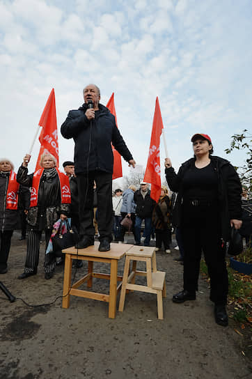 Глава московского горкома КПРФ Валерий Рашкин (слева) выступает против создания в районе ВДНХ более высокой обзорной площадки