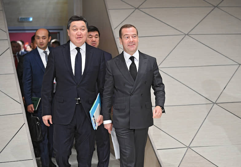 Председатель правительства России Дмитрий Медведев (справа) и премьер-министр Казахстана Аскар Мамин (в центре)