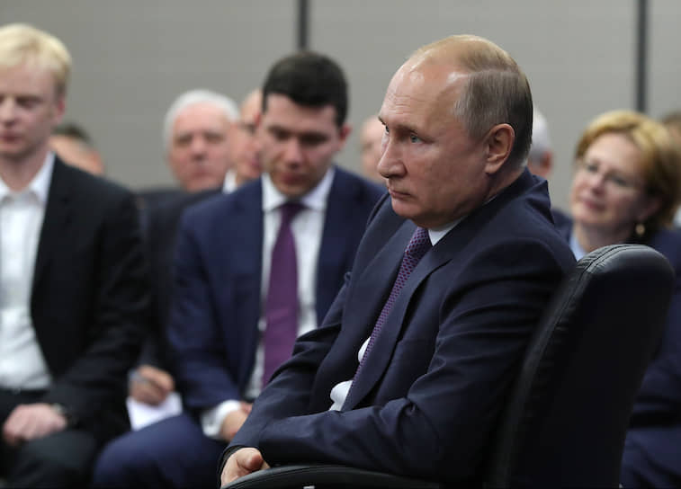 Лучше бы Владимир Путин ни о чем не спрашивал Антона Алиханова (слева от президента)