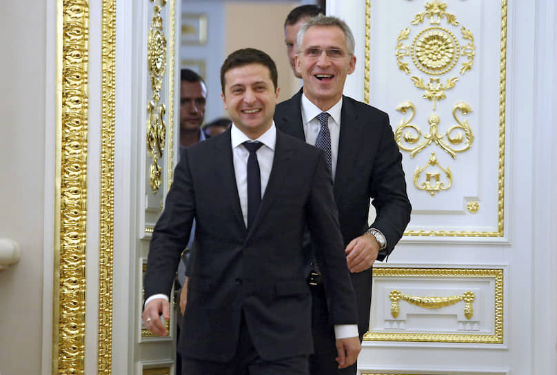 Генеральный секретарь НАТО Йенс Столтенберг (справа) и президент Украины Владимир Зеленский