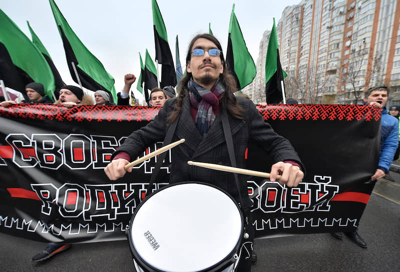 Барабан звучал на обеих версиях «Русского марша», но участников от этого не стало больше ни в Щукино, ни в Марьино 