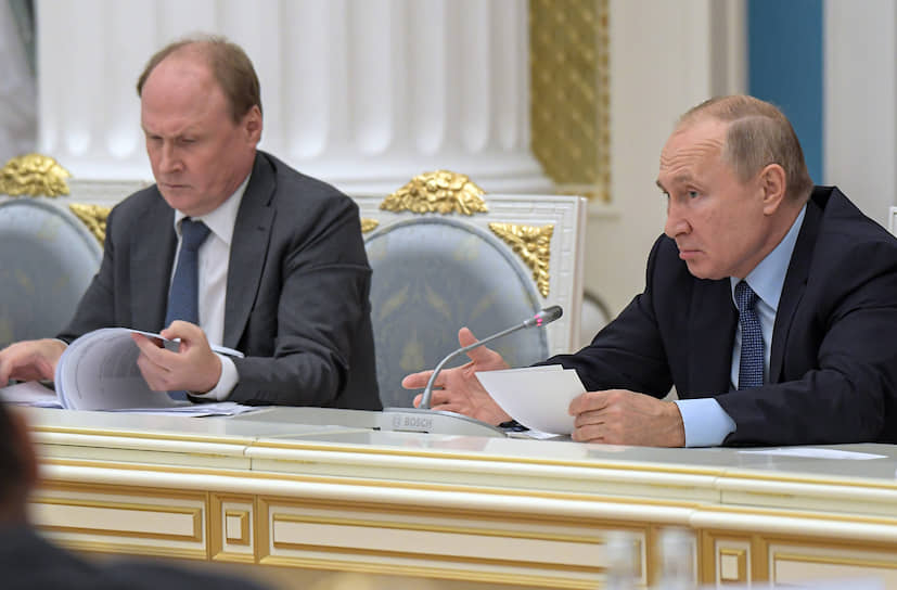 Владимир Путин, в отличие от своего советника Владимира Толстого (слева), предпочитает не произносить вслух, что русский язык — это грозное оружие в войне с западным миром, но не спорит с этим
