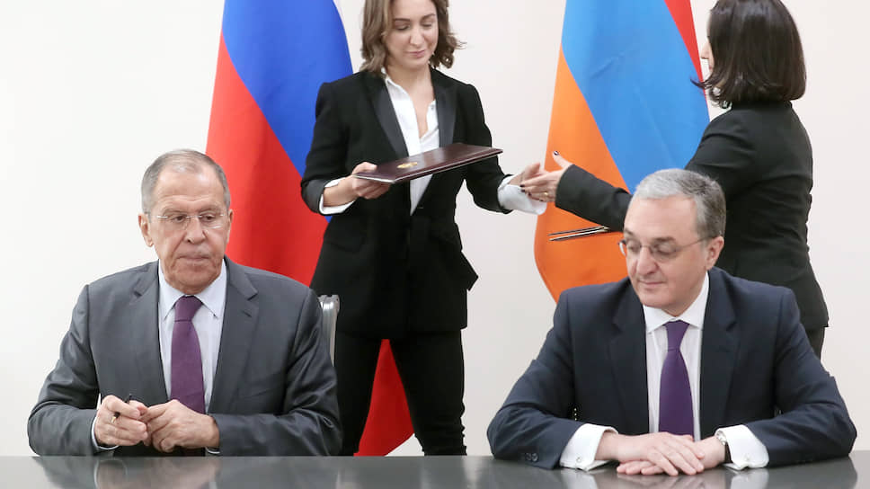 В этот раз главы МИДов России и Армении Сергей Лавров и Зограб Мнацаканян так и не подписали меморандум, гарантирующий российским специалистам доступ в армянские биолаборатории, которые были созданы на деньги Пентагона
