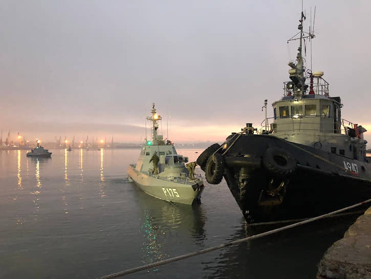 Задержанные Россией корабли (на фото: катер «Бердянск» и буксир «Яны Капу») планируется вернуть Украине до саммита в «нормандском формате»