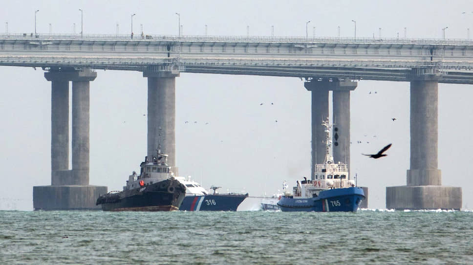 Взятые на буксир украинские корабли прошли под арками Крымского моста, после чего были переданы владельцам в нейтральных водах
