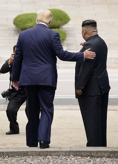 Лидер КНДР Ким Чен Ын (справа) пока не готов в четвертый раз приветствовать американского президента Дональда Трампа (на фото: встреча 30 июня в демилитаризованной зоне между двумя Кореями)