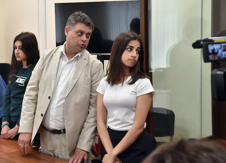 Ангелина (справа) и Крестина Хачатурян (слева) настаивают, что были доведены до отчаяния постоянным насилием со стороны отца