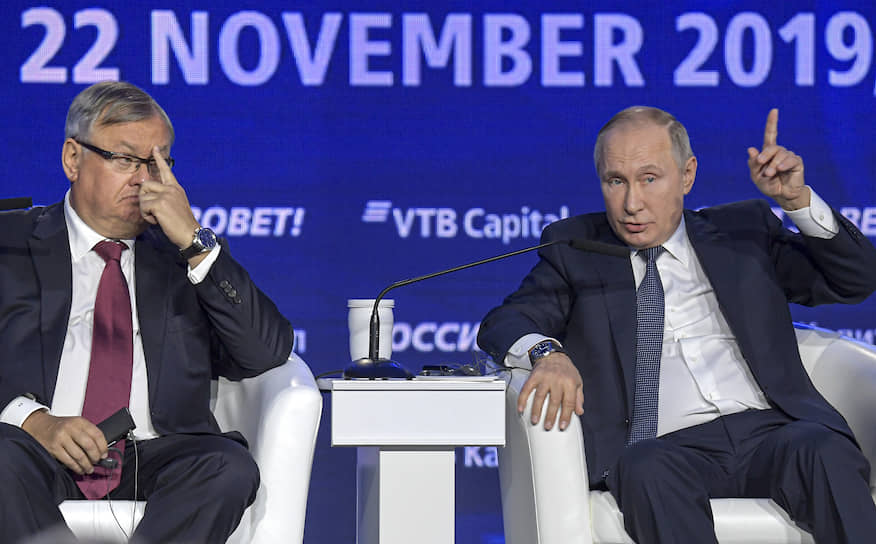 Андрей Костин и Владимир Путин на форуме хорошо дополняли друг друга