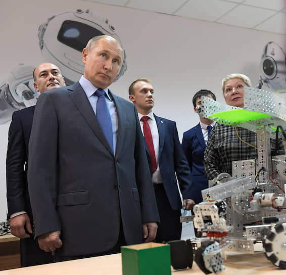 Владимир Путин склоняет голову перед величием роботов в «Солнечном городе»