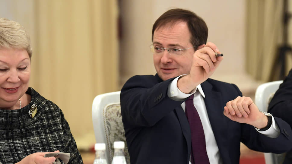 Министру культуры Владимиру Мединскому нравится думать о возрождающихся домах культуры и библиотеках на селе