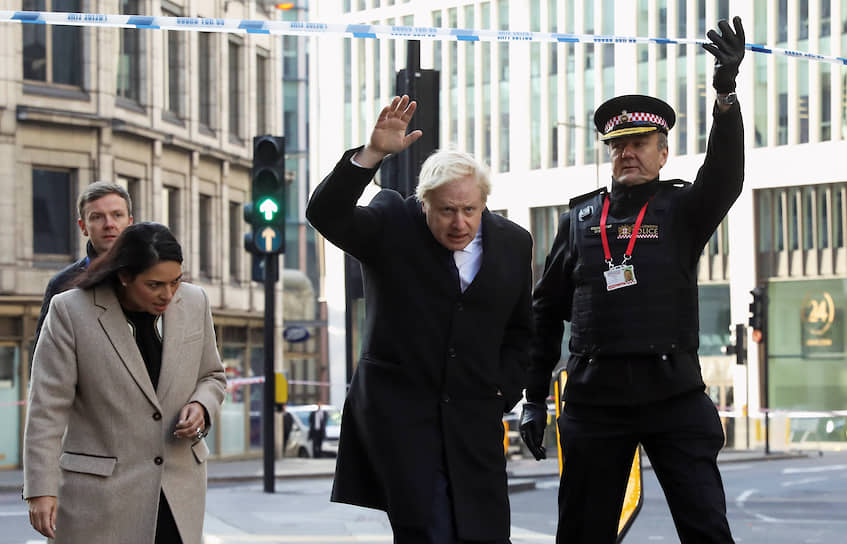 Стоя на месте теракта за полицейским оцеплением, британский премьер Борис Джонсон пообещал покончить с практикой досрочного освобождения осужденных за терроризм