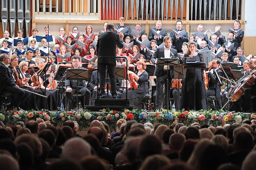 Сцена Свердловской филармонии едва вместила исполнителей произведения, дожидавшегося российской премьеры более 50 лет