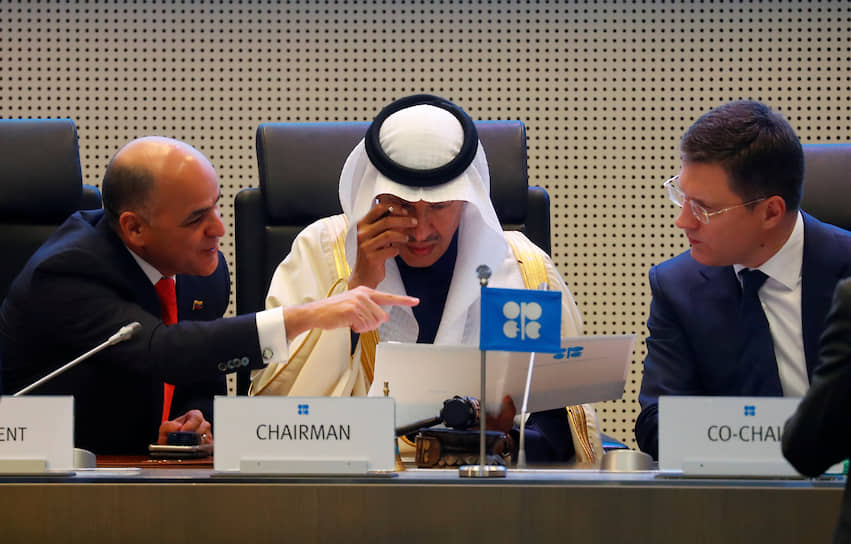Слева направо: министр нефти Венесуэлы Мануэль Кеведо, король Саудовской Аравии Сальман бен Абдель Азиз Аль Сауд и министр энергетики РФ Александр Новак