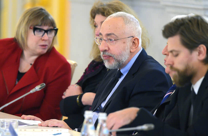 Глава комиссии СПЧ по гражданским правам Николай Сванидзе (справа) не знал, что его доклад президенту нуждается в доработке