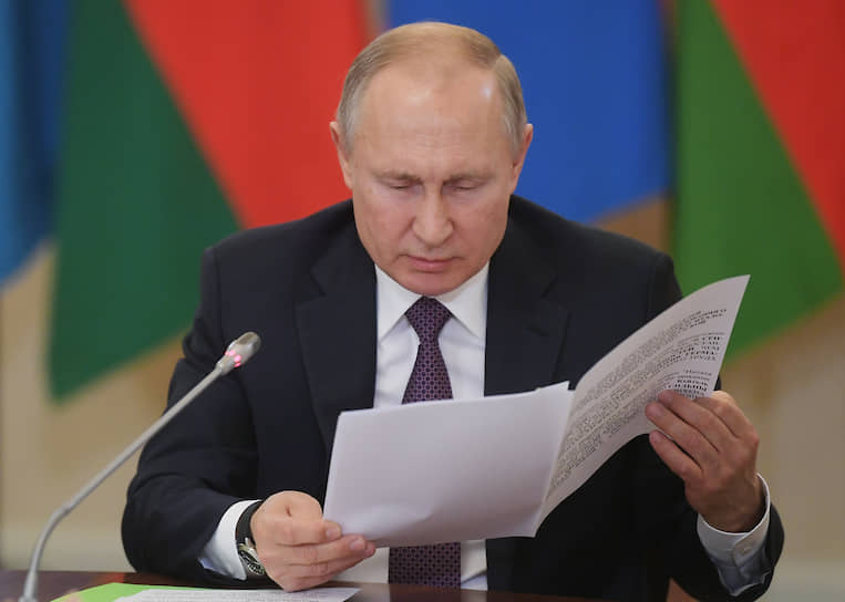 Владимир Путин зачитывал архивные документы с необыкновенным даже для себя выражением