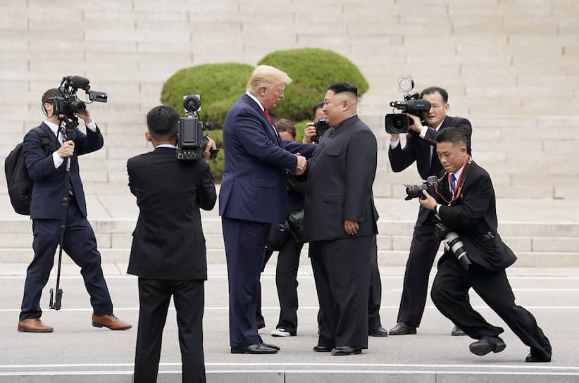 Президент США Дональд Трамп (слева) и лидер КНДР Ким Чен Ын
