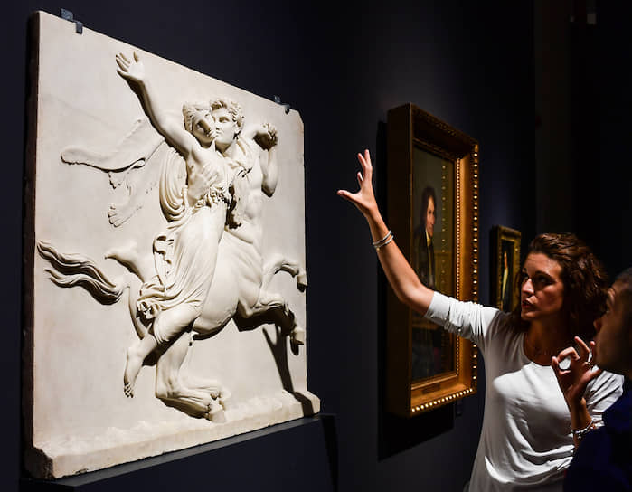 Пластический дар Кановы и Торвальдсена неожиданно вынес скульптуру на первое место среди изящных искусств