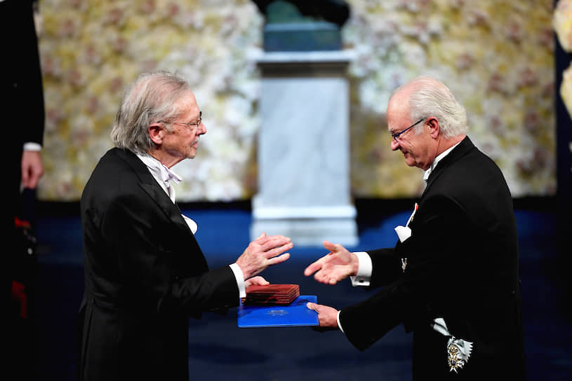 Нобелевская премия Петеру Хандке (слева) свидетельствует, что фигура независимого писателя по-прежнему востребована