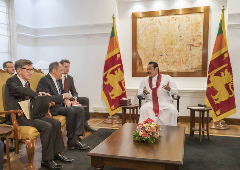 Российскую делегацию во главе с Сергеем Лавровым на Шри-Ланке (справа: премьер-министр Махинда Раджапакса) приняли радушно
