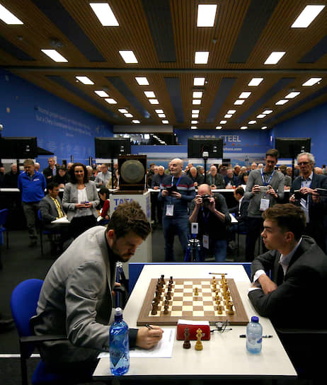 Магнус Карлсен (слева) добавил в список личных достижений самую длинную в истории шахмат беспроигрышную серию