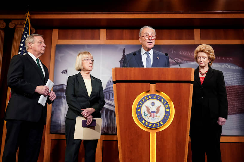 Глава демократического меньшинства в Сенате Чак Шумер (за трибуной) вместе с сенаторами (слева направо) Диком Дурбиным, Патти Мюррэй и Дебби Стабенау