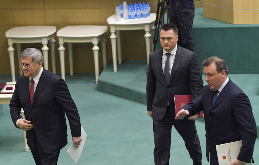 Совет федерации принял отставку Юрия Чайки (слева) и единогласно утвердил в должности генпрокурора Игоря Краснова (в центре)