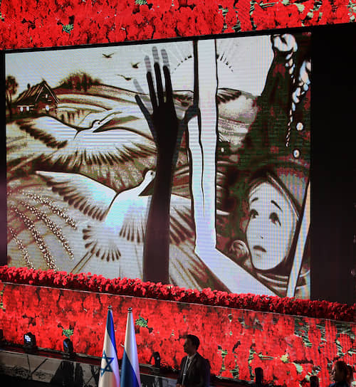 Песню «Журавли» на сцене иллюстрировала видеоинсталляция