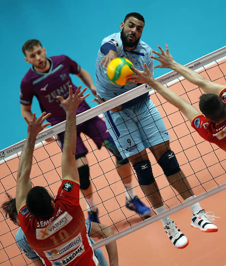 Волейболисты «Зенита» (в атаке — Эрвин Нгапет), разгромив «Маасейк», немножко исправили свое турнирное положение в главном еврокубке