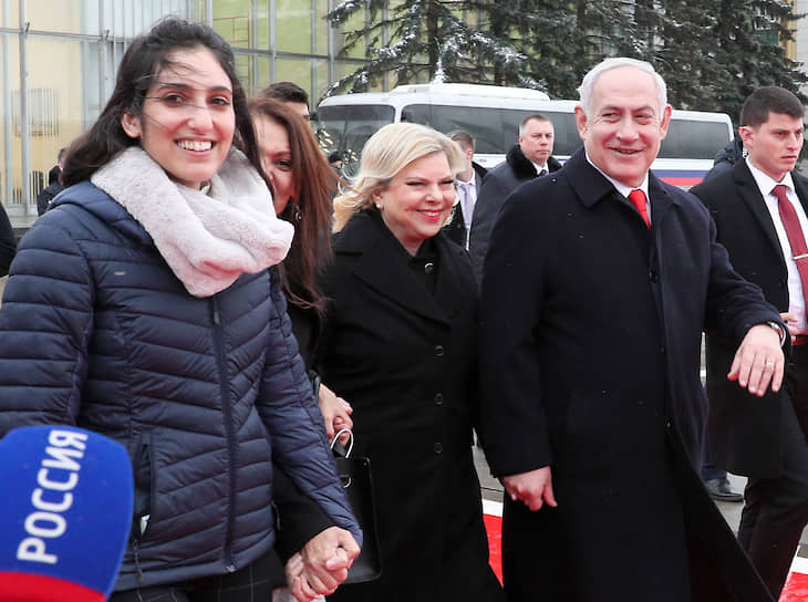 Из поездки в Россию премьер-министр Израиля Биньямин Нетаньяху вернулся с подарком: на свободу вышла его соотечественница Наама Иссасхар (слева)