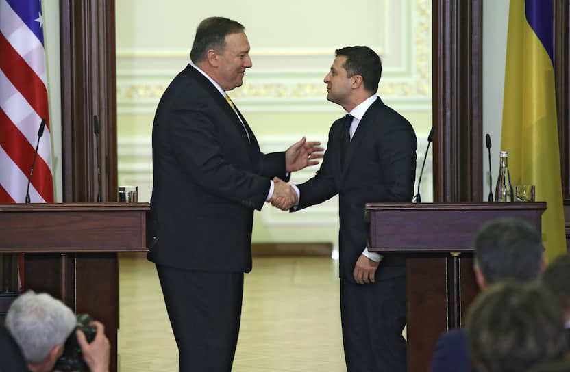 Президент Украины Владимир Зеленский (справа) попросил своего гостя, госсекретаря США Майка Помпео, больше внимания уделять процессу мирного урегулирования в Донбассе