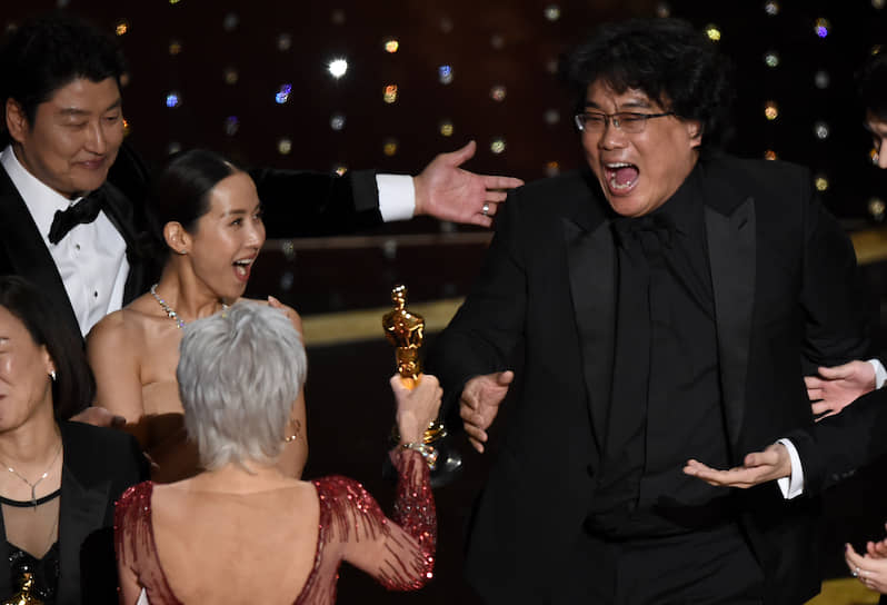 «Оскар» за лучший фильм стал для режиссера «Паразитов» Пон Чун Хо (справа) такой же неожиданностью, как и для всех, кто наблюдал за церемонией