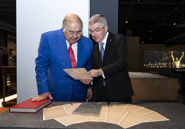 Президент МОК Томас Бах (справа), обращаясь к Алишеру Усманову, отметил, что его жест является чем-то большим, чем рядовой акт передачи ценного артефакта