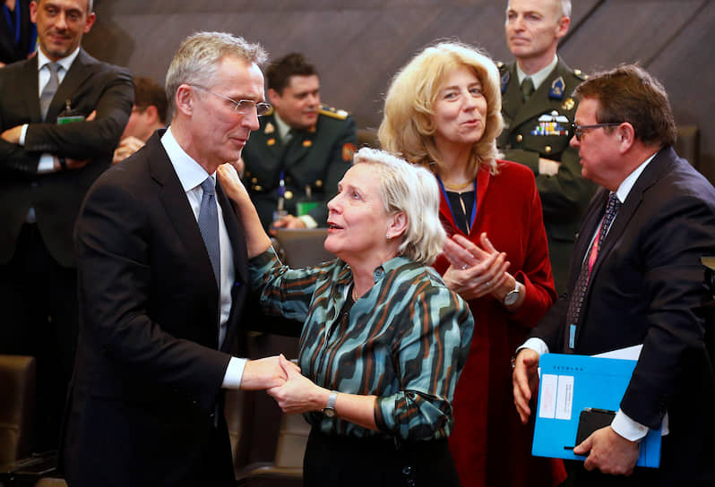 Генсек НАТО Йенс Столтенберг и министр обороны Нидерландов Анк Бейлевелд