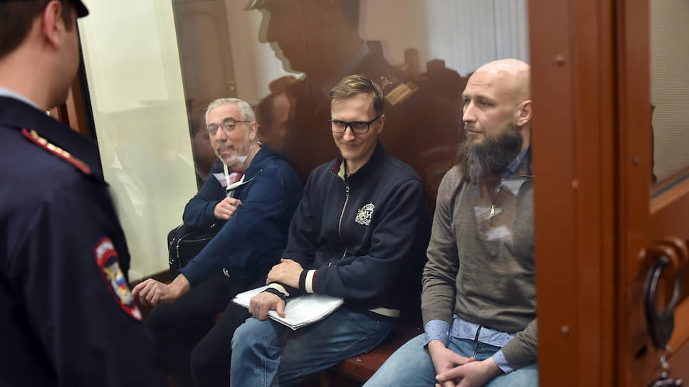После года, проведенного в СИЗО, Ваган Абгарян, Иван Зюзин и Максим Владимиров (слева направо) были отпущены судом под домашний арест