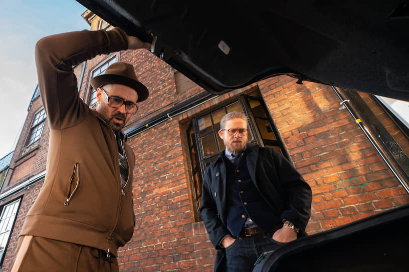 Колин Фаррелл (слева) и Чарли Ханнэм играют старинных героев Гая Ритчи, будто прибывших в 2020-й на машине времени
